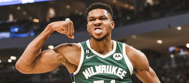 Giannis Antetokounmpo retorna ao campo de treinamento do Milwaukee Bucks