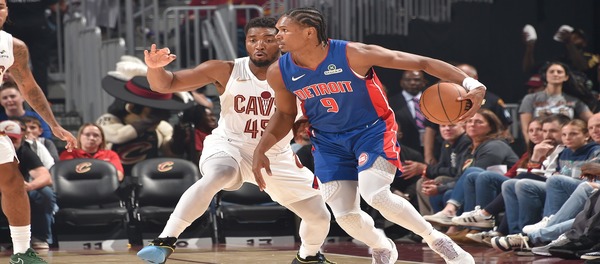 Mitchell marcou 17 pontos e os Cavaliers derrotaram os Pistons por 118 a 100.