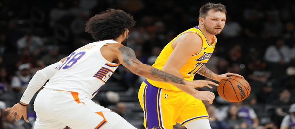 Lakers perderam para o Suns por 104-113; Doncic e Reeves combinaram 50 pontos, mas não conseguiram salvar o time