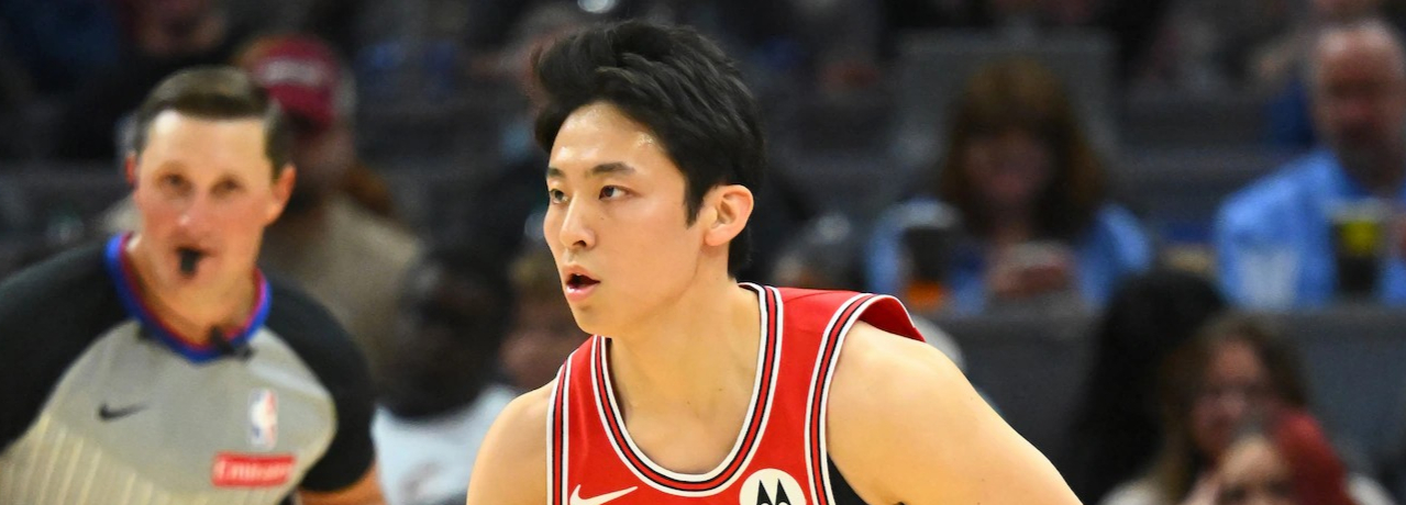 Os Bulls dispensaram oficialmente o armador japonês Yuki Kawamura, citando uma lesão não resolvida na panturrilha direita como o principal motivo.