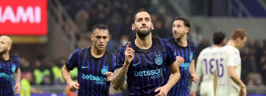 กัลโช่ – ฮาคาน ชัลฮาโนกลู ทำสองประตูให้อินเตอร์ มิลานคว้าชัยชนะเหนือฟิออเรนติน่า 3-0 ในบ้าน