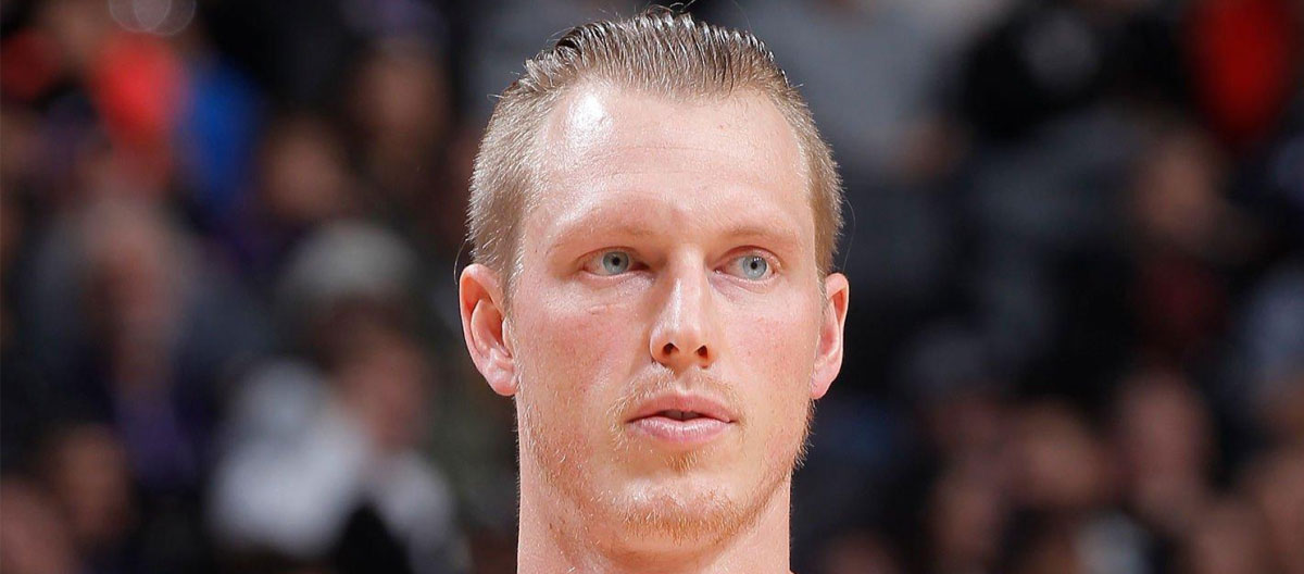 O ex-ala do Oklahoma City Thunder, Kyle Singler, enfrenta acusações de violência doméstica.