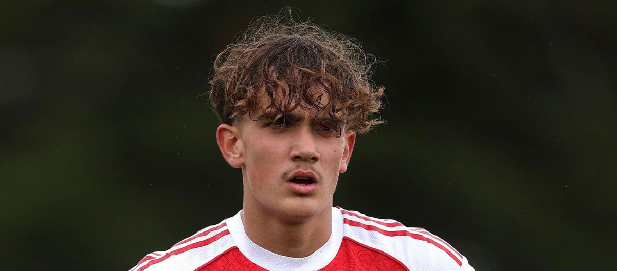 David Ornstein revelou que o Arsenal concordou em oferecer um contrato de formação ao jovem prodígio do meio-campo ofensivo da seleção inglesa sub-19, Max Dowman.