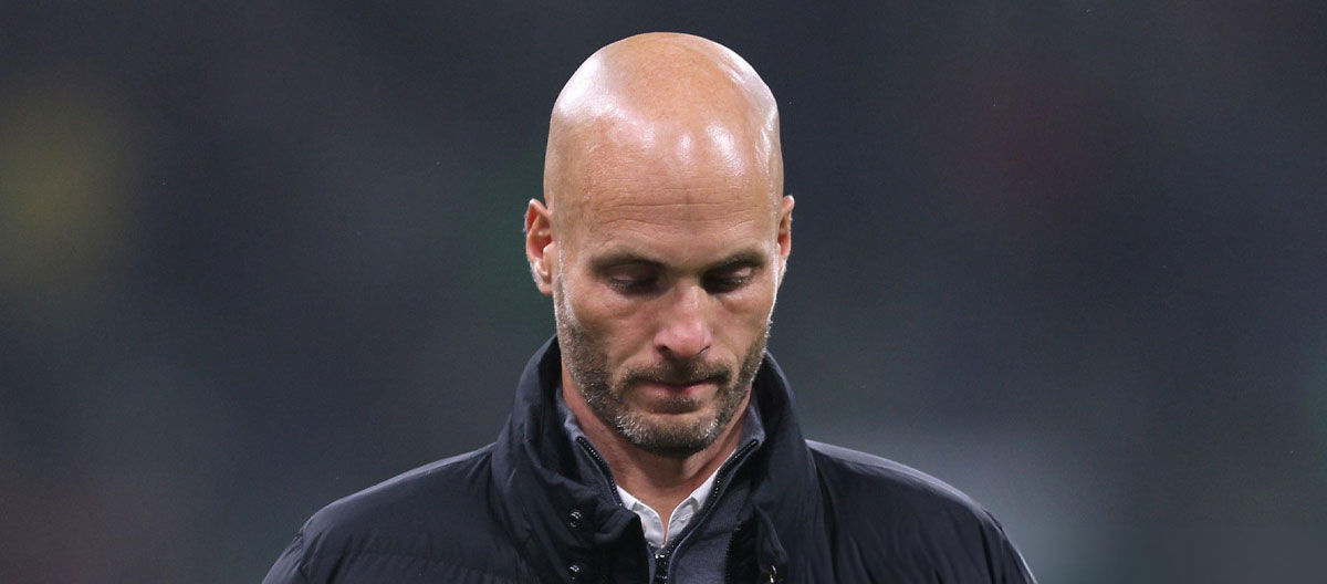 Wolfsburg đã sa thải huấn luyện viên trưởng Paul Simonis sau chuỗi ba trận thua.