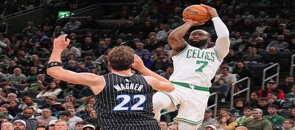 35 điểm của Brown đã giúp Celtics giành chiến thắng 138-129 trước Magic.