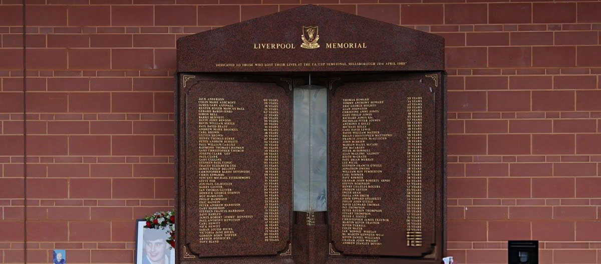 Doze policiais que estavam de serviço durante o desastre de Hillsborough, que matou 97 torcedores do Liverpool, foram acusados de "negligência grave fundamental".