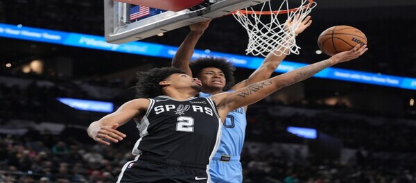 Fox rallied in the final quarter to lead the Spurs to a narrow 126-119 victory over the Grizzlies.