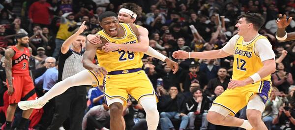 Ledakan 44 poin Reeves memberi Lakers kemenangan tipis 123-120 atas Raptors.