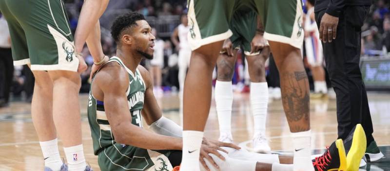 A previsão é de que Giannis Antetokounmpo fique afastado dos gramados por 2 a 4 semanas devido a uma distensão na panturrilha direita.
