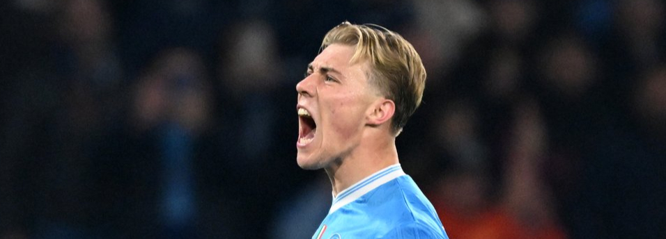 Serie A – Hoylen ghi hai bàn, Napoli 2-1 Juventus, tạm thời dẫn đầu bảng xếp hạng.