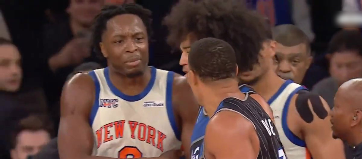 无故拿球砸向尼克斯前锋阿努诺比,魔术后卫贝恩被罚款3.5万美元..