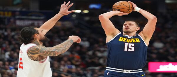 Jokic mencetak 39 poin dan Murray 35 poin saat Nuggets mengalahkan Rockets dengan skor tipis 128-125.