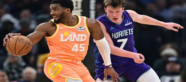 Os 30 pontos de Mitchell levaram os Cavaliers a uma vitória por 139 a 132 sobre os Hornets.