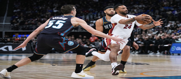 36 poin yang dicetak Powell membawa Heat meraih kemenangan 118-112 atas Pistons.