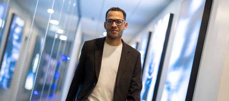 Liam Rossene arrives at Chelsea and signs a seven-year contract.