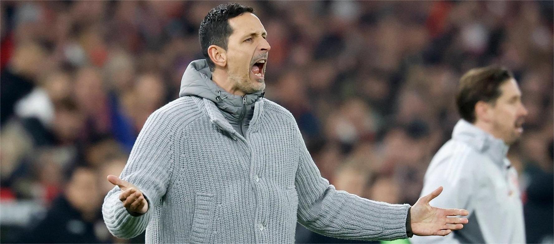 Topmüller: Các cầu thủ phải có trách nhiệm trên sân.