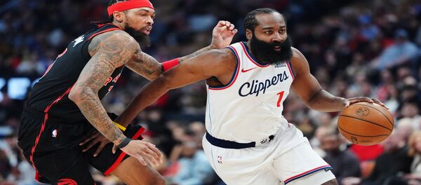 Harden's 31 points shone throughout the game as the Clippers defeated the Raptors 121-117 in overtime.
