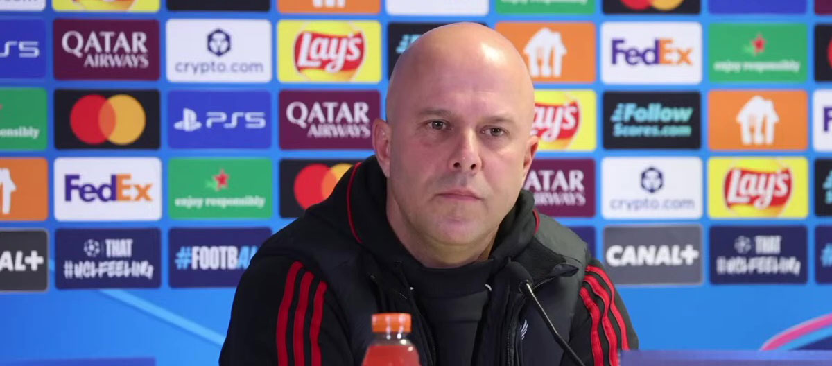 สื่ออังกฤษต่างประณามนักข่าวที่ถามอาร์เน สล็อตต่อหน้าสาธารณชนว่าเขาได้พูดคุยถึงความเป็นไปได้ที่จะถูกแทนที่ด้วยชาบี อลองโซหรือไม่