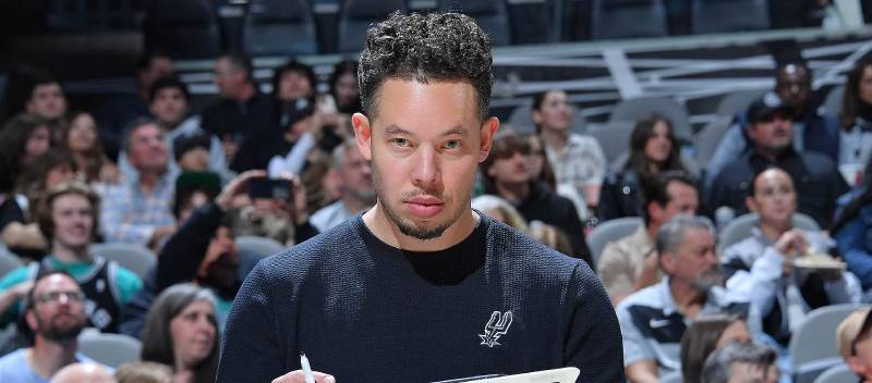 O técnico do San Antonio Spurs, Mitch Johnson, foi confirmado como o treinador do NBA All-Star Game de 2026.