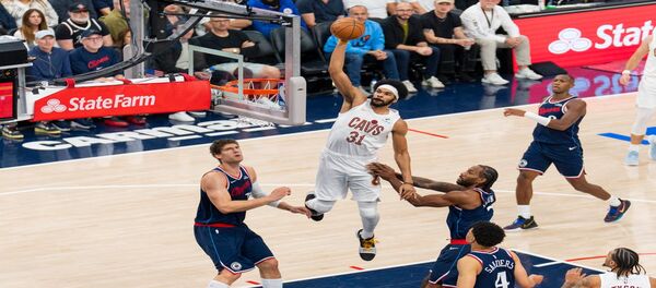 Donovan Mitchell led the Cavaliers to a 124-91 victory over the Clippers, scoring 29 points.