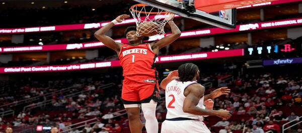 Leonard ghi được 27 điểm giúp Clippers giành chiến thắng sít sao trước Rockets với tỷ số 105-102.