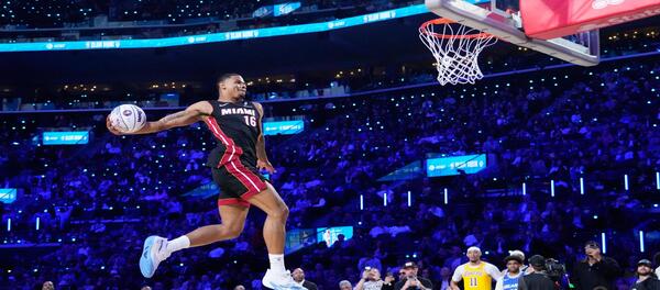 Keisha Johnson derrota Carter Bryant por uma pequena margem e vence o concurso de enterradas.