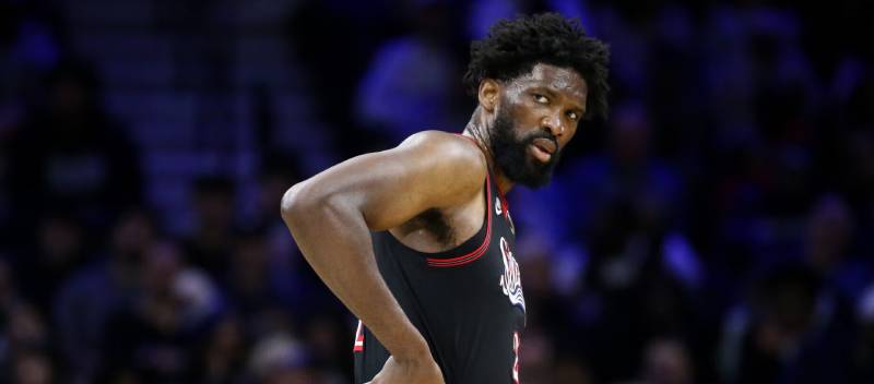 O pivô do Philadelphia 76ers, Joel Embiid, sofreu uma distensão abdominal e ficará afastado por pelo menos três jogos.