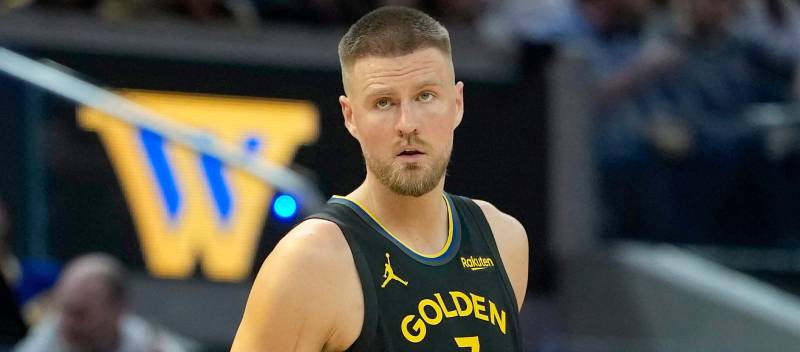 คริสตัปส์ พอร์ซิงกิส ผู้เล่นใหม่ของวอร์ริเออร์ส พลาดลงเล่นไปแล้ว 5 เกมเนื่องจากอาการป่วย และสตีฟ เคอร์ ยอมรับว่าอาการของเขายังไม่แน่ชัด