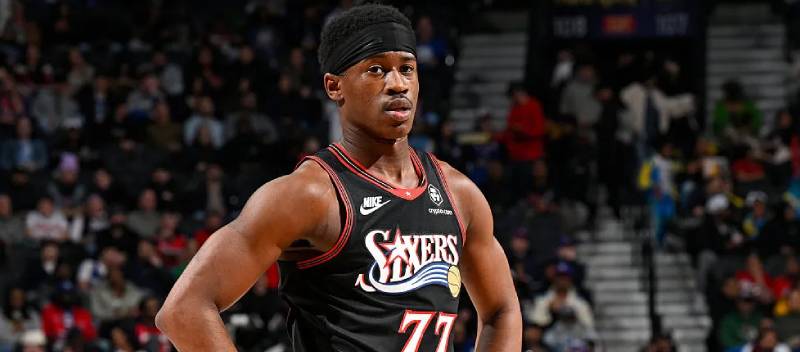 A estrela em ascensão e MVP dos 76ers, VJ Echcomb, sofreu uma queda grave e está fora de ação.