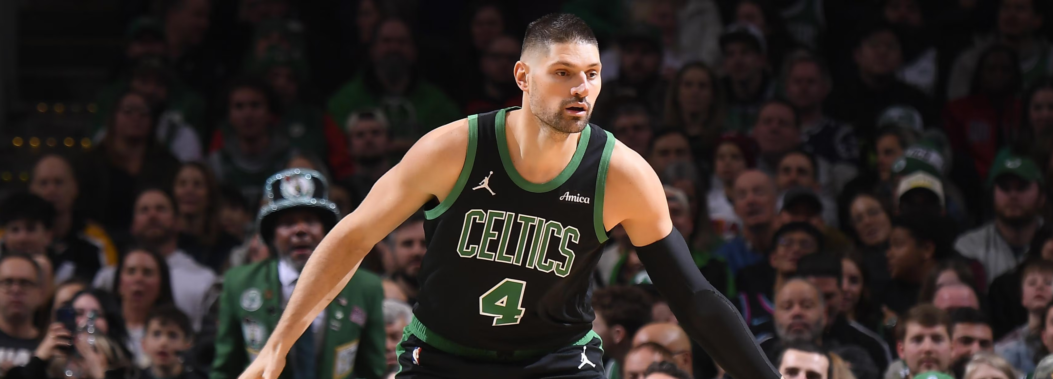 O pivô do Boston Celtics, Nikola Vucevic, sofreu uma fratura no dedo anelar da mão direita e deve ficar afastado das quadras por pelo menos um mês.