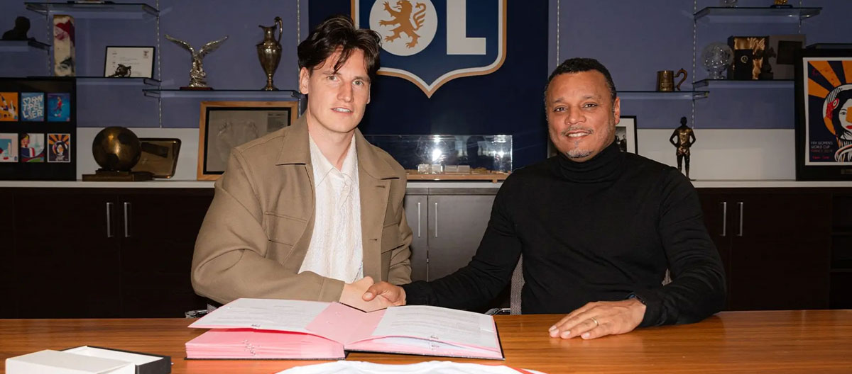 Lyon completes contract extension with French goalkeeper Rémy Descamps..
