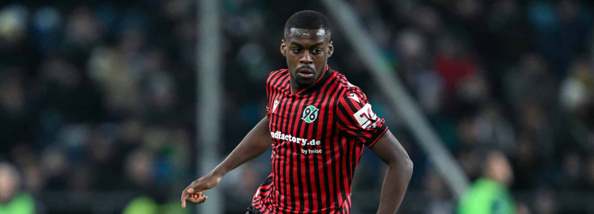 Oficial: O Bayern de Munique acionou a cláusula de recompra para trazer de volta o meio-campista Asseko, de 20 anos, do Hannover.