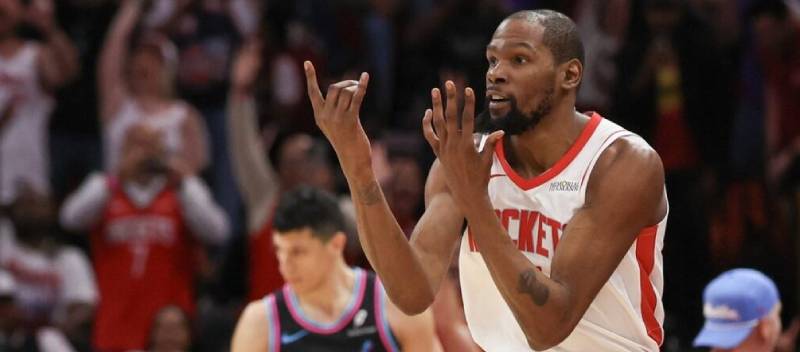 Kevin Durant alcança um marco na carreira, ultrapassando Michael Jordan em pontos totais.