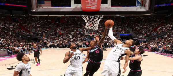Wimbledon e Yamaba brilharam com 26 pontos cada, e os Spurs derrotaram facilmente o Heat por 136 a 111.