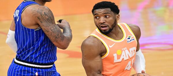 Mitchell ghi được 42 điểm, giúp Cavaliers giành chiến thắng sít sao 136-131 trước Magic.