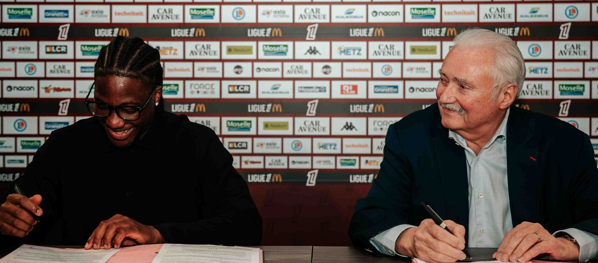 Metz merekrut penyerang timnas U21 DR Kongo, Nathan Mbala, dengan kontrak profesional pertamanya.
