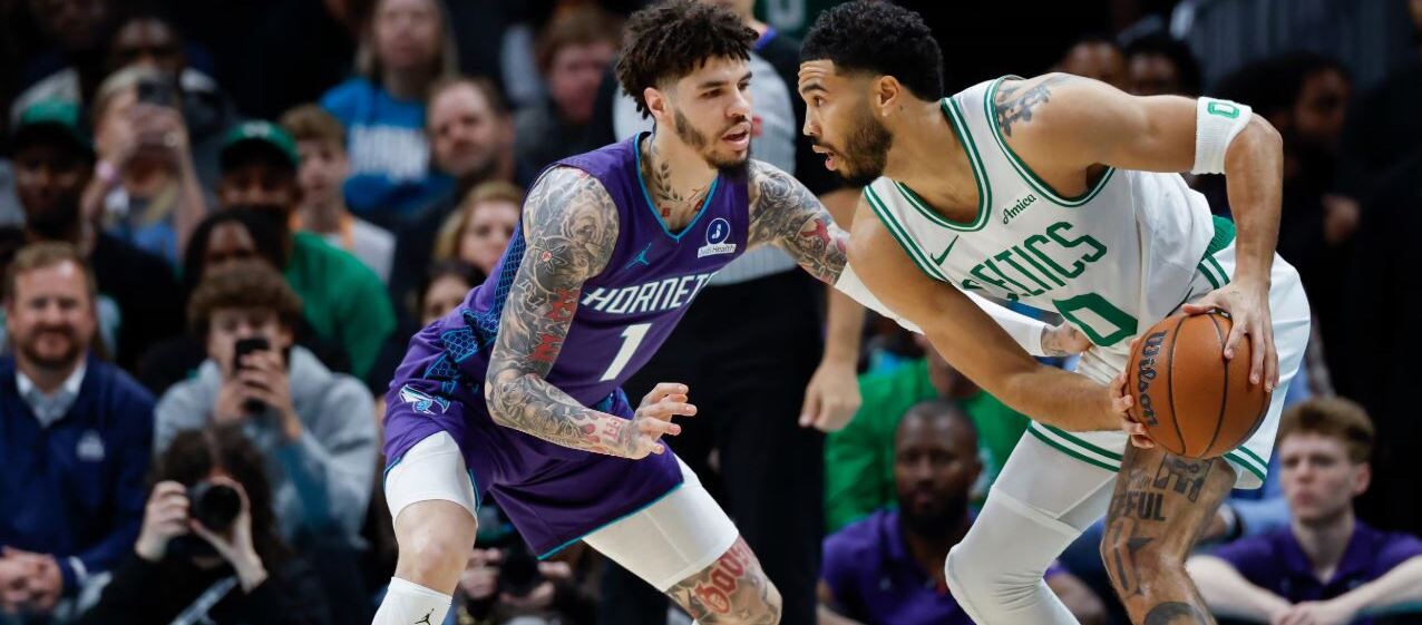 Apesar da derrota para os Celtics, Charles Lee reafirmou o espírito de luta dos Hornets diante da adversidade.
