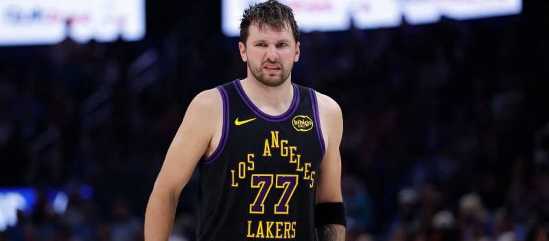 Luka Doncic, astro dos Lakers, sofre distensão muscular na coxa, encerrando sua participação na temporada regular.