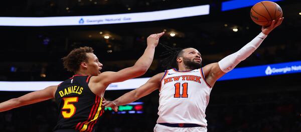 Ledakan 30 poin Brunson membantu Knicks mengalahkan Hawks 108-105.