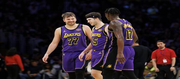 Los Lakers đã phải chịu một tổn thất lớn trong trận đấu playoff đầu tiên khi cả Doncic và Reeves đều vắng mặt.