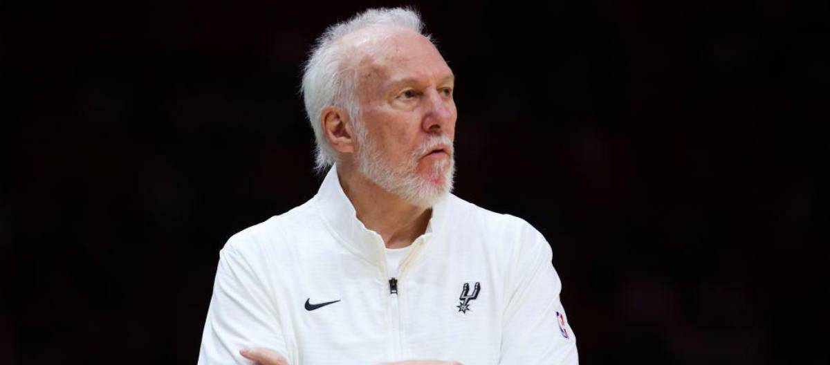 O lendário treinador Gregg Popovich pareceu dar uma palestra motivacional aos Spurs, que estão prontos para enfrentar os Trail Blazers.