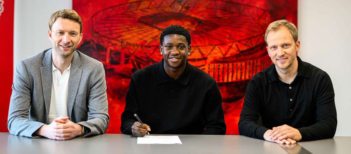 Gelandang serang muda Jeremiah Mensah menandatangani kontrak profesional pertamanya dengan Bayer Leverkusen.