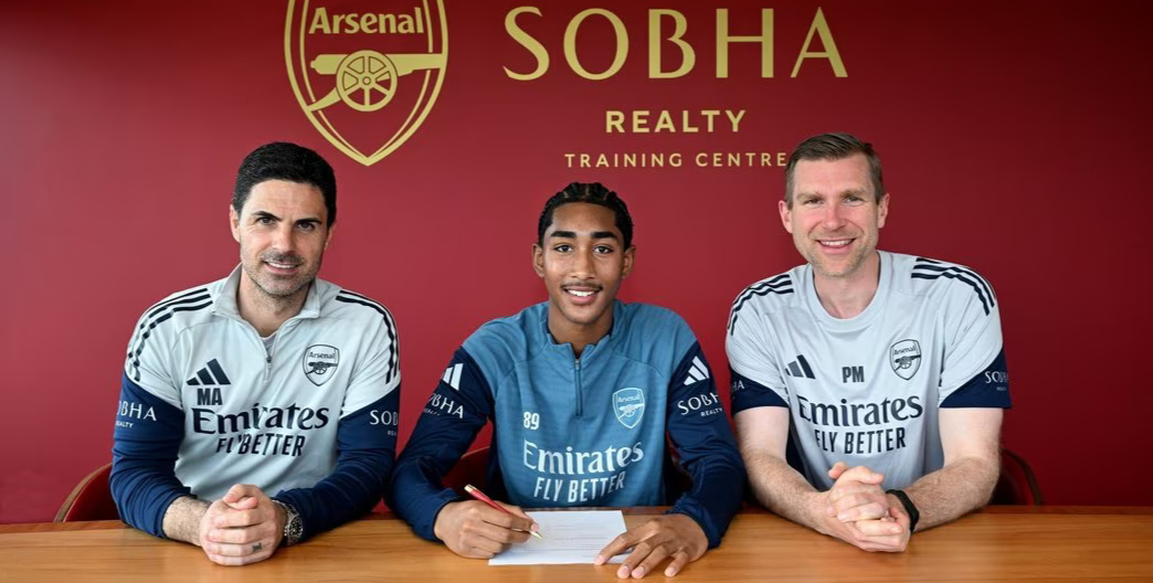 Thông báo chính thức: Arsenal đã ký hợp đồng tiền chuyên nghiệp với hậu vệ trẻ 16 tuổi Mali Salmon của học viện.