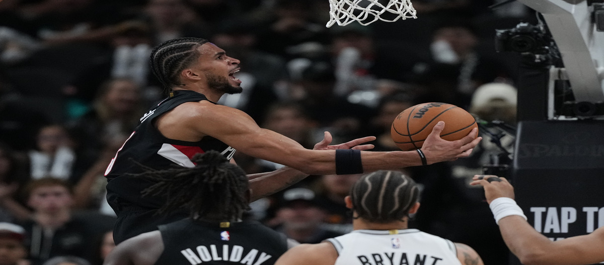 31 điểm của Henderson đã giúp Trail Blazers tránh khỏi thất bại sít sao 106-103 trước Spurs.