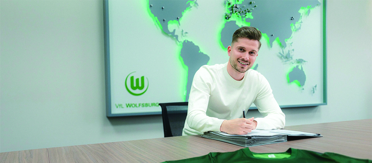 O meio-campista do Augsburg, Reichbezaj, retornará ao Wolfsburg como jogador livre neste verão, assinando um contrato de quatro anos.