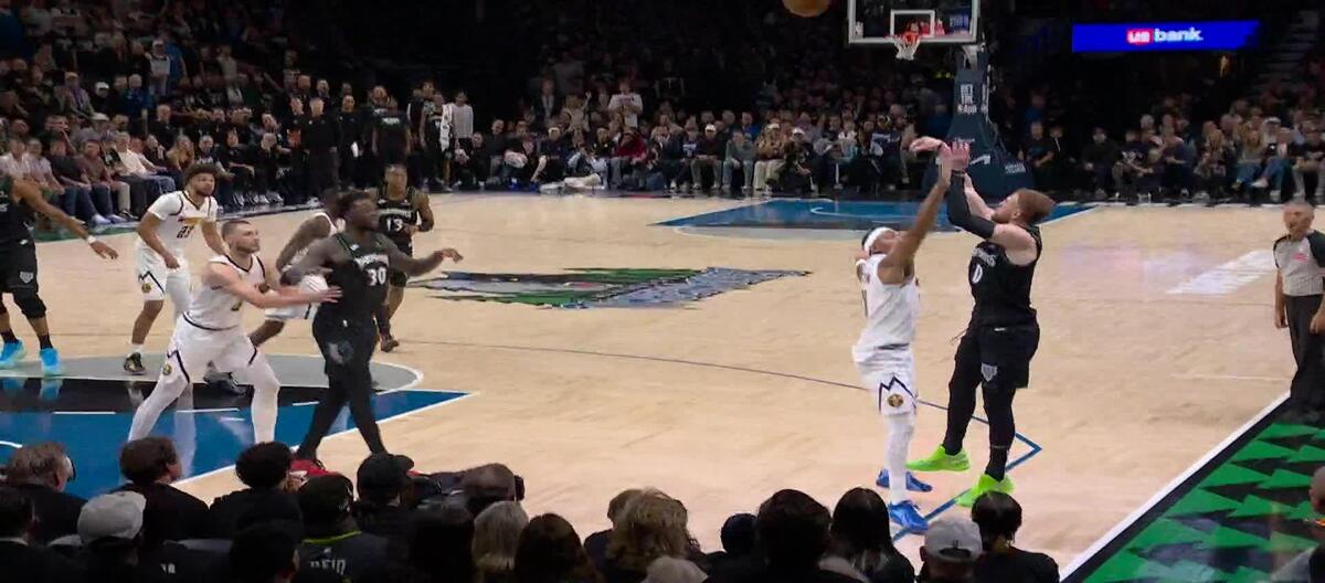 Os 27 pontos de Jokic não foram suficientes para evitar a derrota dos Timberwolves por 113 a 96 para os Nuggets.