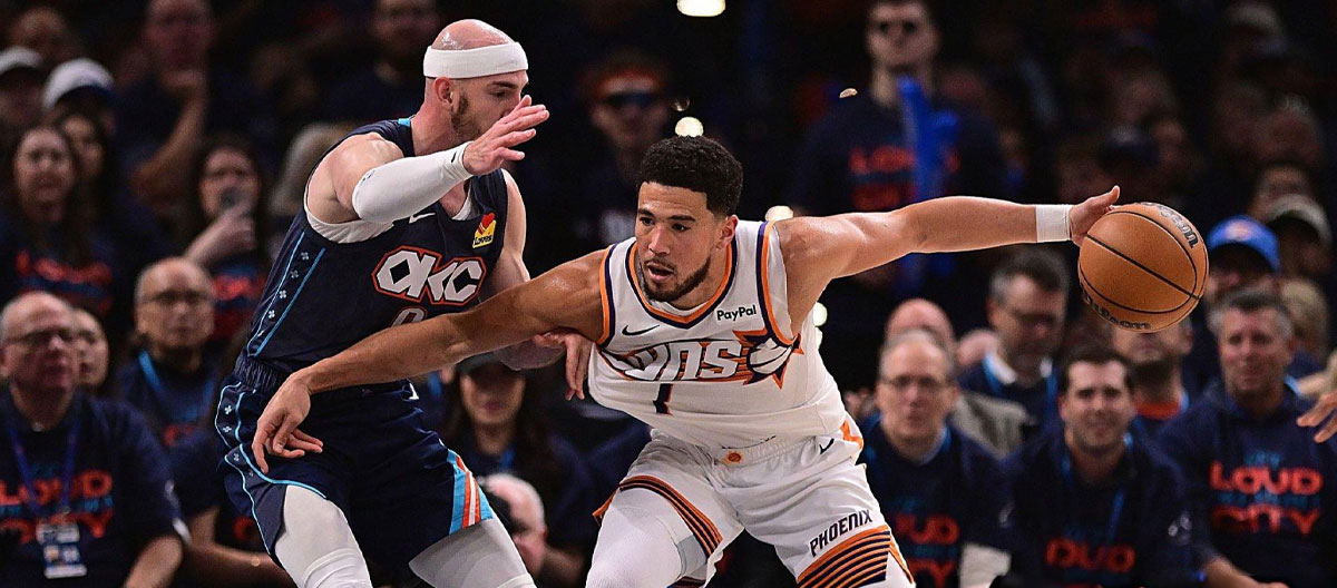 Hậu vệ ghi điểm Devin Booker của đội Phoenix Suns bị phạt 35.000 đô la vì lăng mạ trọng tài.