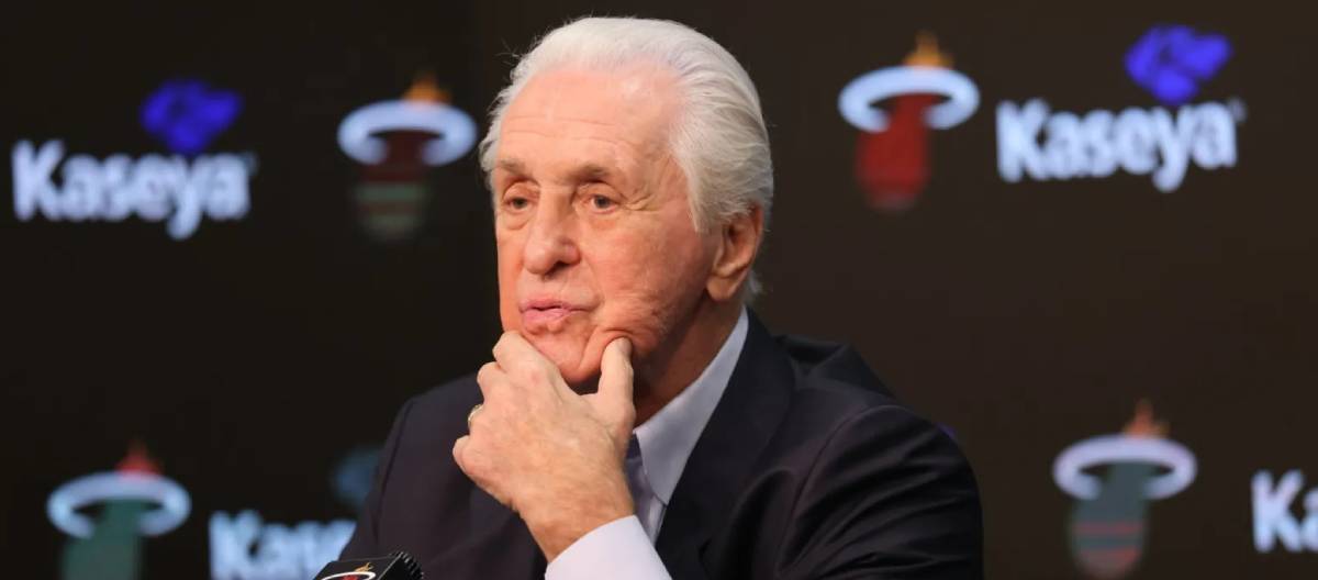 Riley, de 81 anos, se recusa a se aposentar e critica o desempenho do Heat nesta temporada.