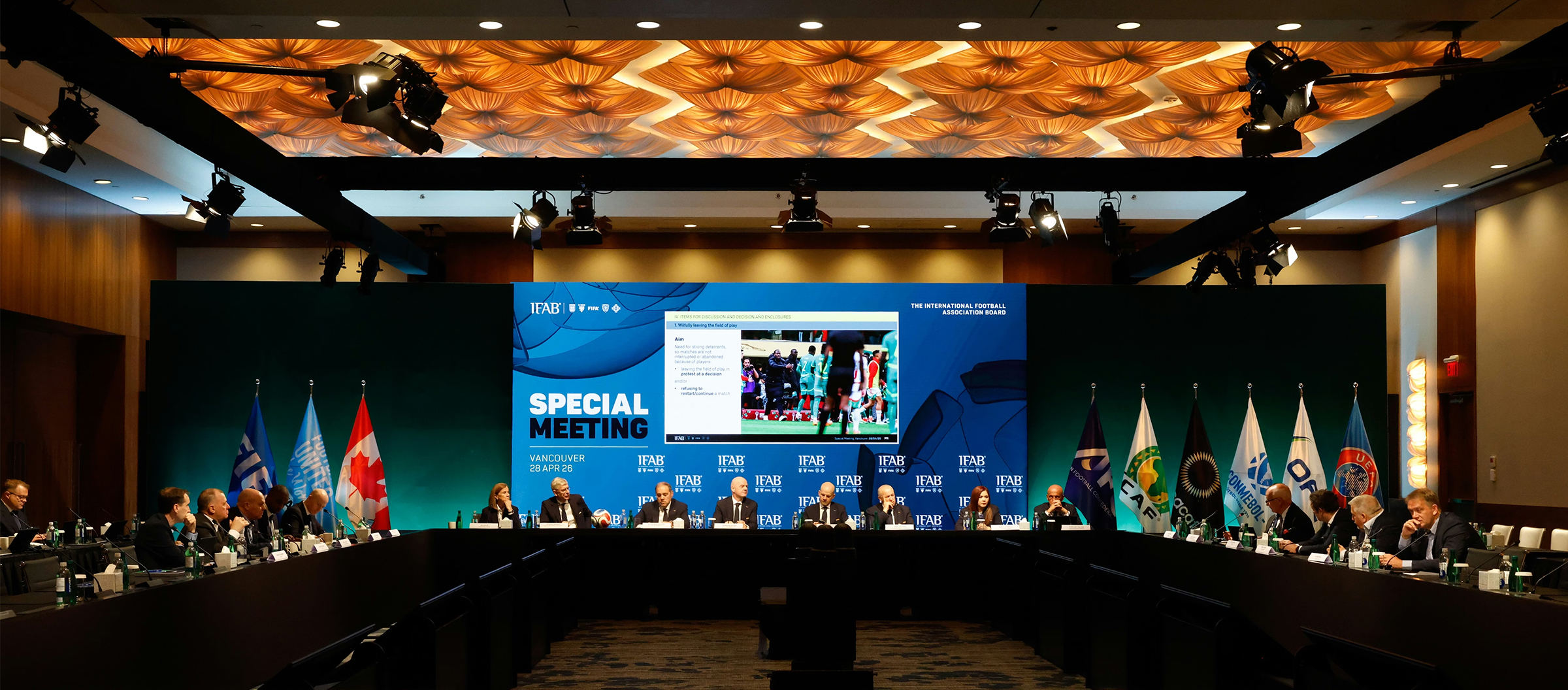 FIFA发布新规：球员争执中捂嘴、抗议判罚离场均可被出示红牌