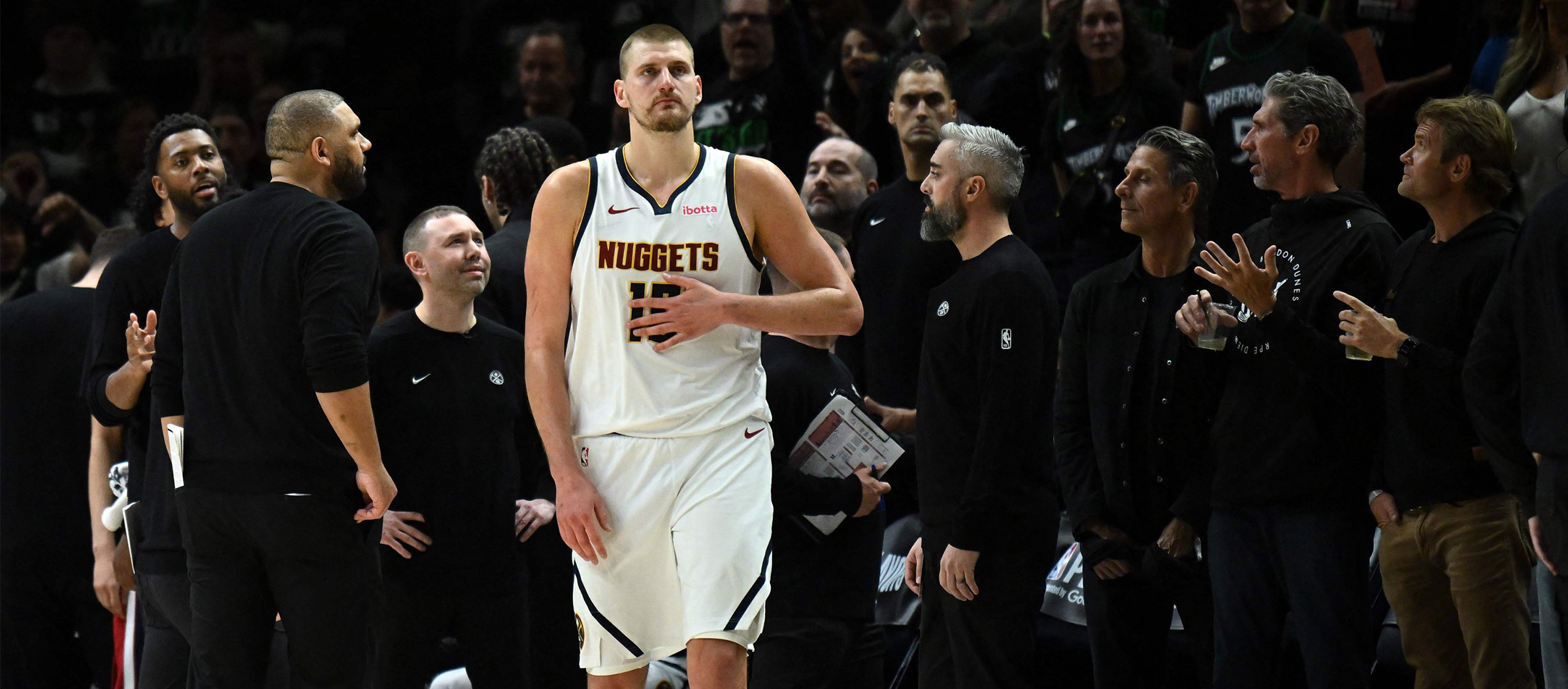 Shams: Jokic não tem intenção de deixar a equipe no momento, e os Nuggets acreditam em seu comprometimento.